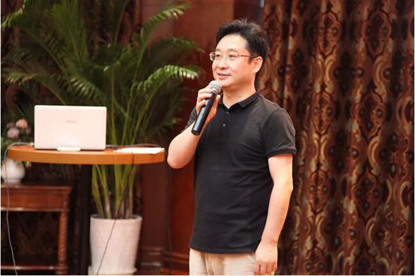 2清華校友生命科學(xué)與醫(yī)療健康協(xié)會秘書長余永定擔(dān)任主持.jpg 2清華校友生命科學(xué)與醫(yī)療健康協(xié)會秘書長余永定擔(dān)任主持.jpg