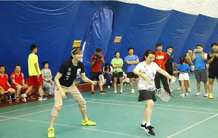 5世界羽毛球冠軍鮑春來(lái)，著名演員關(guān)玲與選手打友誼賽.jpg