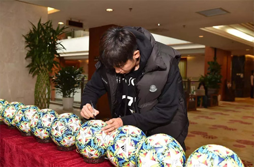 6中赫國安知名球員在慈銘簽名足球2.jpg 6中赫國安知名球員在慈銘簽名足球2.jpg