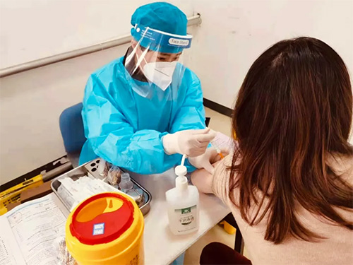 3慈銘體檢護士為居民接種新冠疫苗.jpg 3慈銘體檢護士為居民接種新冠疫苗.jpg