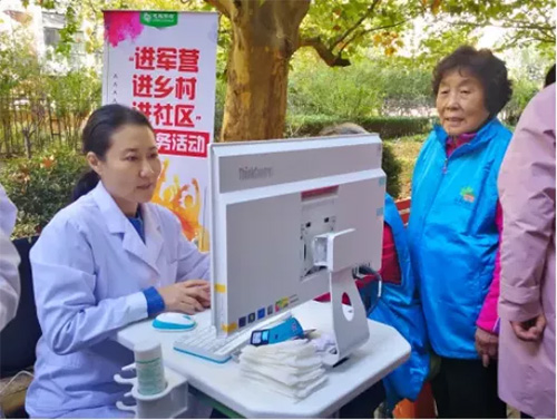 4慈銘集團創(chuàng)始人、韓博士醫(yī)療集團董事長韓小紅博士進社區(qū)義診.jpg 4慈銘集團創(chuàng)始人、韓博士醫(yī)療集團董事長韓小紅博士進社區(qū)義診.jpg