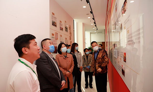 7慈銘集團(tuán)聯(lián)席總裁韓圣群與黨委副書(shū)記陳金珠陪同市、區(qū)紅十字會(huì)領(lǐng)導(dǎo)參觀了慈銘黨建墻.jpg